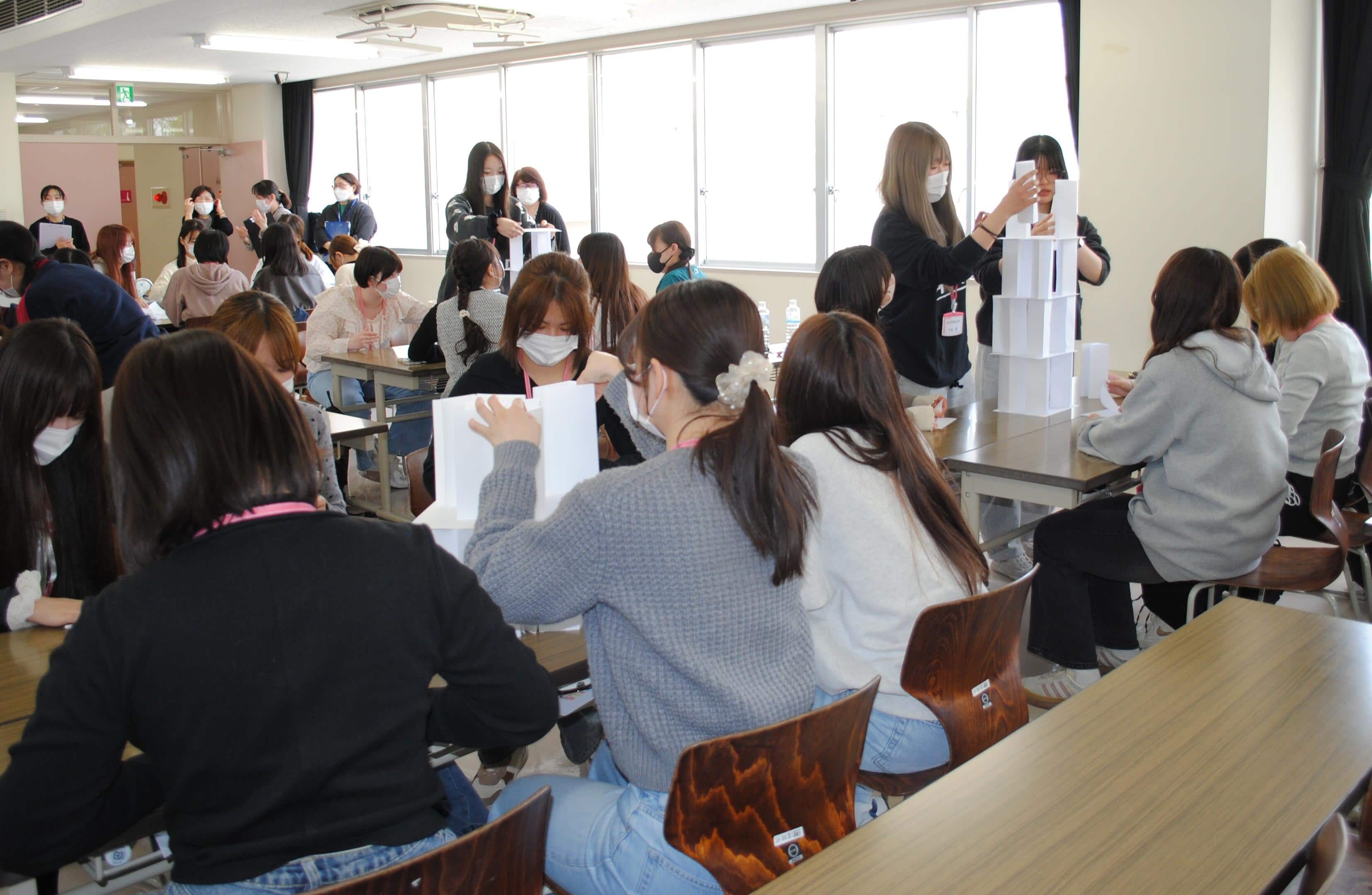 02_チームビルディング、チームで協力のもと、B5用紙30枚でより高いタワーを作成して競いました (1).JPG